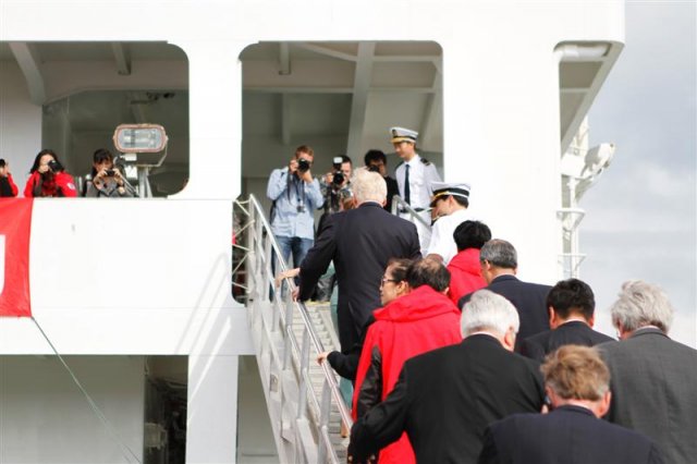President Grímsson going onboard the Xuelong