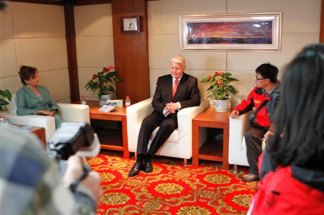 Dr. Yang, the expedition leader, speaking to president Grímsson and his wife