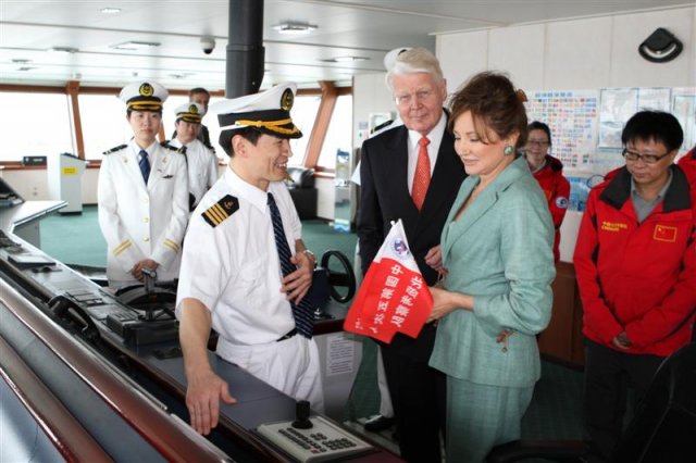 President Grímsson and his wife talking to the crew