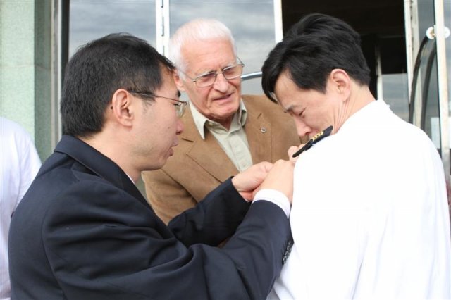 An Icelandic captain approached the captain of the Xuelong and gave him a pin